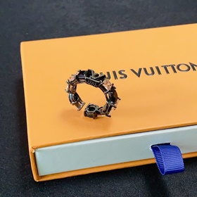 Новое кольцо из серии Louis Vuitton с черными стразами цирконием!