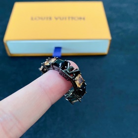 Новое кольцо из серии Louis Vuitton с черными стразами цирконием!