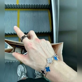 -Изображение витрины, изображение на руке -LV Louis Vuitton LIGHT
