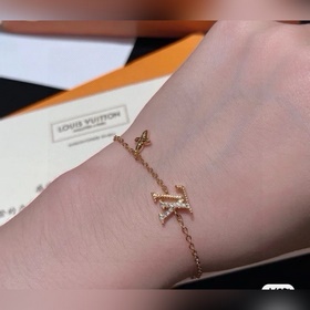 Золотой браслет с буквами Louis Vuitton, выполненный в традициях 