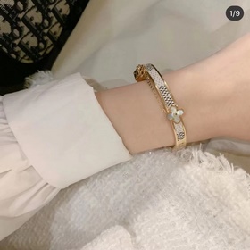 Брелок с замком виде буквы LV и ключом Louis Vuitton. С момента п