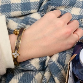 Брелок с замком виде буквы LV и ключом Louis Vuitton. С момента п