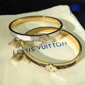 Брелок с замком виде буквы LV и ключом Louis Vuitton. С момента п