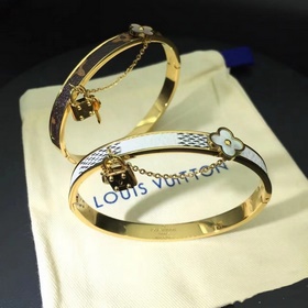 Брелок с замком виде буквы LV и ключом Louis Vuitton. С момента п