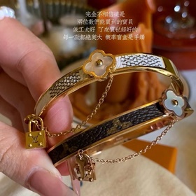 Брелок с замком виде буквы LV и ключом Louis Vuitton. С момента п