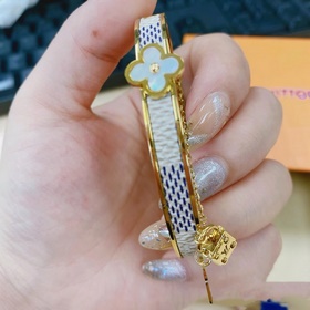 Брелок с замком виде буквы LV и ключом Louis Vuitton. С момента п