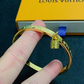 Замок с буквами LV, ключ, браслет Louis Vuitton. С момента появле