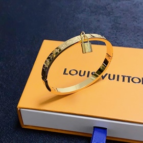 Замок с буквами LV, ключ, браслет Louis Vuitton. С момента появле