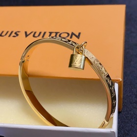 Замок с буквами LV, ключ, браслет Louis Vuitton. С момента появле