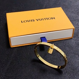 Замок с буквами LV, ключ, браслет Louis Vuitton. С момента появле