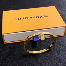 Замок с буквами LV, ключ, браслет Louis Vuitton. С момента появле