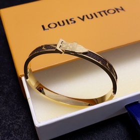 Браслет Louis Vuitton с момента своего появления на рынке пользуе