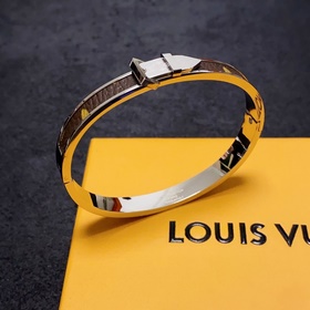 Браслет Louis Vuitton с момента своего появления на рынке пользуе