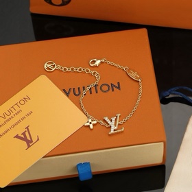 Золотой браслет с буквами Louis Vuitton, выполненный с высоким ма