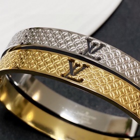 Браслет с вырезанными буквами LV Louis Vuitton с момента появлени