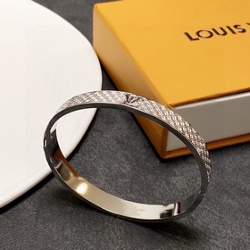 Браслет с вырезанными буквами LV Louis Vuitton с момента появлени