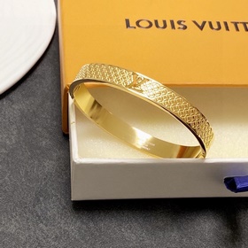Браслет с вырезанными буквами LV Louis Vuitton с момента появлени