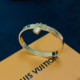 Браслет с замком LV Louis Vuitton с момента появления на рынке по