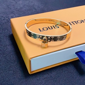 Браслет с замком LV Louis Vuitton с момента появления на рынке по