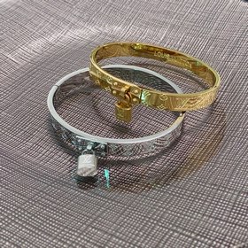 Браслет с замком LV Louis Vuitton с момента появления на рынке по