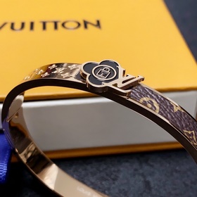 Кожаный браслет LV Louis Vuitton с момента своего появления на ры