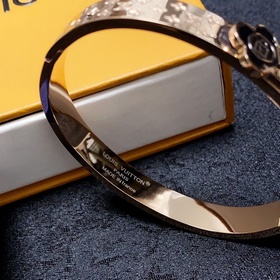 Кожаный браслет LV Louis Vuitton с момента своего появления на ры