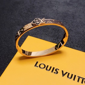 Кожаный браслет LV Louis Vuitton с момента своего появления на ры