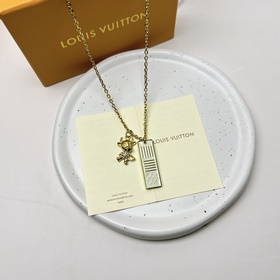 Золотое колье Louis Vuitton, подчеркивающее очарование. Оригинал