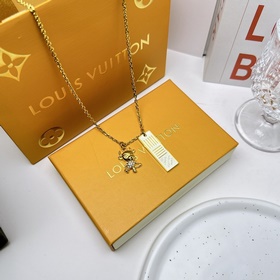 Золотое колье Louis Vuitton, подчеркивающее очарование. Оригинал
