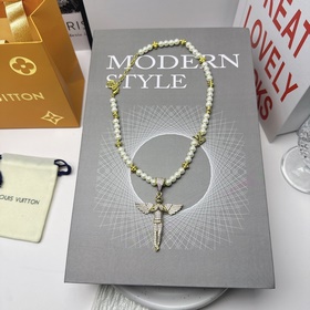 Ожерелье Louis Vuitton Golden Pearl Angel выглядит чрезвычайно оч