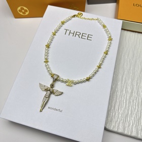 Ожерелье Louis Vuitton Golden Pearl Angel выглядит чрезвычайно оч