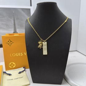 Золотое колье Louis Vuitton, подчеркивающее очарование. Оригинал