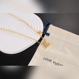 Золотое колье с буквами LV Колье Louis Vuitton Индивидуальность С