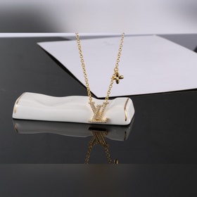 Золотое колье с буквами LV Колье Louis Vuitton Индивидуальность С