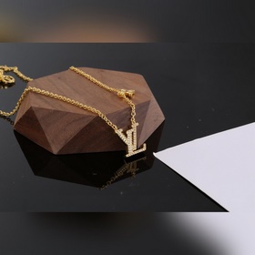 Золотое колье с буквами LV Колье Louis Vuitton Индивидуальность С