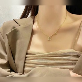 Золотое колье с буквами LV Колье Louis Vuitton Индивидуальность С