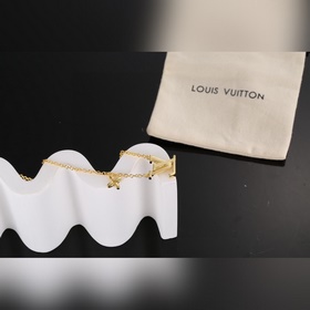 Золотое колье с буквами LV Колье Louis Vuitton Индивидуальность С