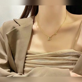 Золотое колье с буквами LV Колье Louis Vuitton Индивидуальность С