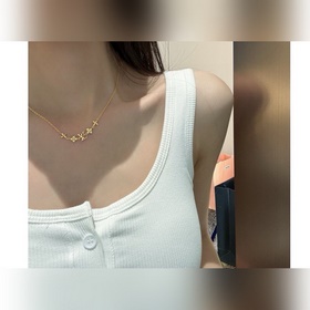 Буквенное колье Louis Vuitton, выполненное с высоким мастерством,