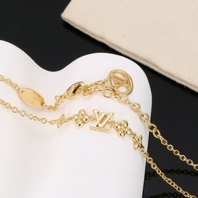 Буквенное колье Louis Vuitton, выполненное с высоким мастерством,