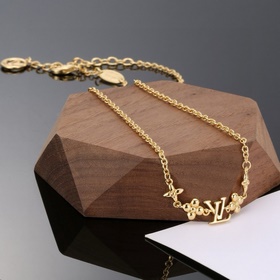 Буквенное колье Louis Vuitton, выполненное с высоким мастерством,