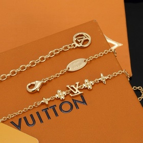 Буквенное колье Louis Vuitton, выполненное с высоким мастерством,