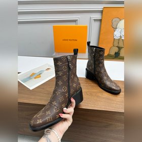 Louis Vuitton Луи Виттен, новейшая модель осень-зима 2025, высоко