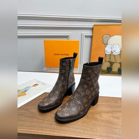 Louis Vuitton Луи Виттен, новейшая модель осень-зима 2025, высоко