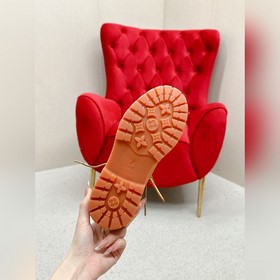 LV представляет совместную коллекцию прочных ботинок Martin. Loui