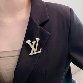 Новая брошь с буквамиз коллекции Louis Vuitton — это украшение, к