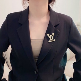 Новая брошь с буквамиз коллекции Louis Vuitton — это украшение, к
