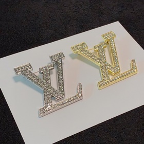 Новая брошь с буквамиз коллекции Louis Vuitton — это украшение, к
