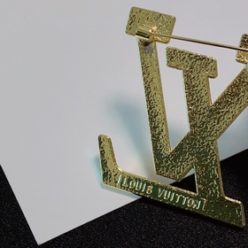 Новая брошь с буквамиз коллекции Louis Vuitton — это украшение, к