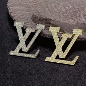 Новая брошь с буквамиз коллекции Louis Vuitton — это украшение, к